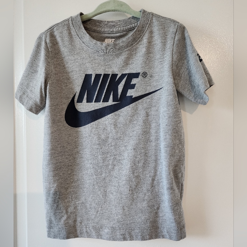 XS 4 gray Nike‎ t-shirt